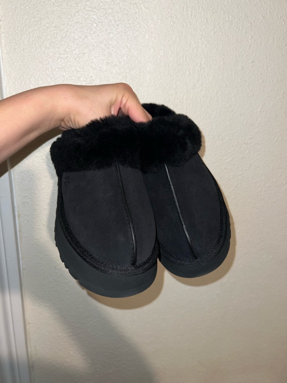 New in Box Ugg Disquette Black 1 Inch Platform Sheep Fur Slippers - Picture 3 of 10